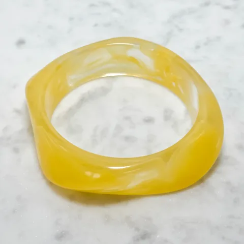 Gele bangle armband